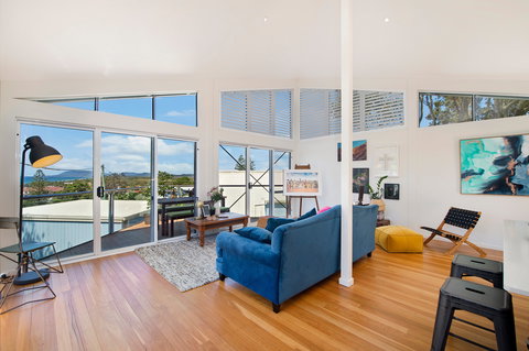 Arty Beach House At Lighthouse Beach - Surfers Gold Coast 1