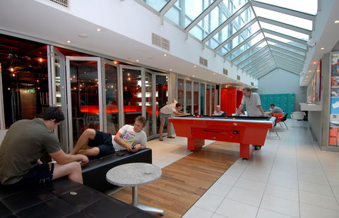 Base Backpackers St Kilda - Surfers Gold Coast 1