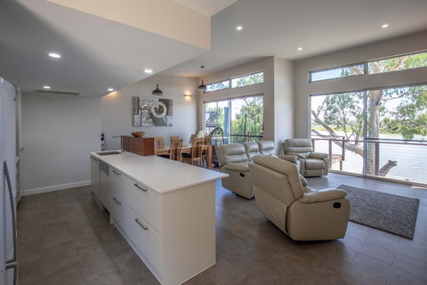 Greenbanks - River Shack Rentals - Surfers Gold Coast 2