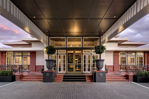 Hotel Kurrajong Canberra - Surfers Gold Coast 1