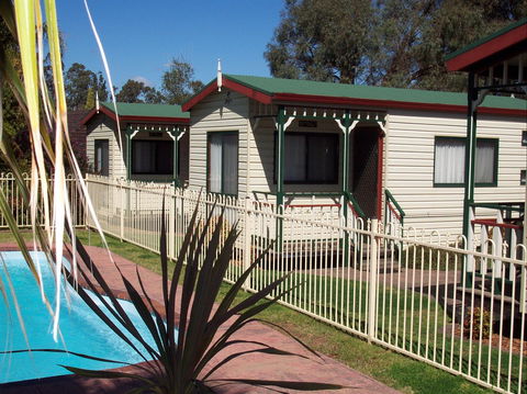 Parkes Country Cabins - Surfers Gold Coast 0