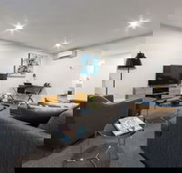 Avenue Hotel Canberra - Surfers Gold Coast