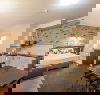 Highlander Motor Inn and Apartments - Surfers Gold Coast