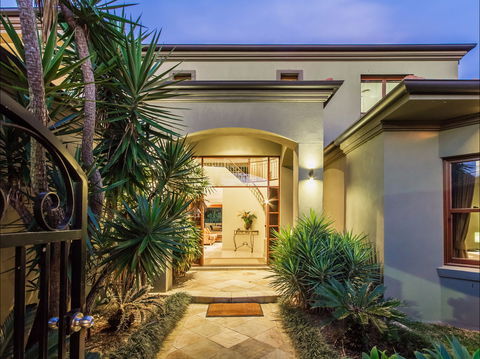 Lakeland Keys Broadbeach - Vogue Holiday Homes - Surfers Gold Coast 2