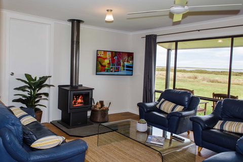 Port Albert Waterview Retreat - Surfers Gold Coast 2