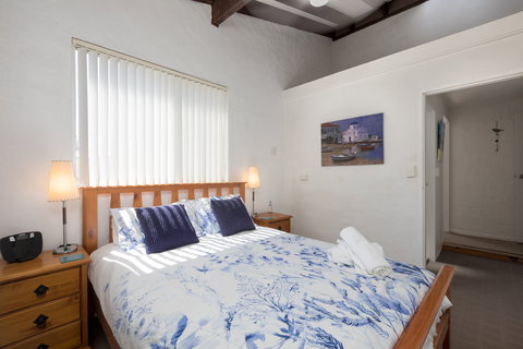 Absolute Oceanfront Cottage - Surfers Gold Coast 1