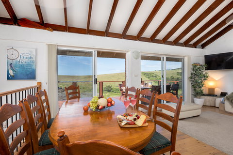 Absolute Oceanfront Cottage - Surfers Gold Coast 2