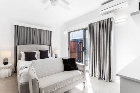 Bahari Studio - Surfers Gold Coast 0