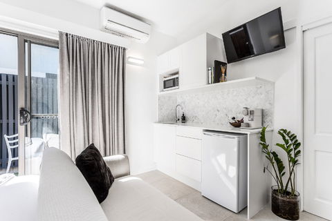 Bahari Studio - Surfers Gold Coast 1