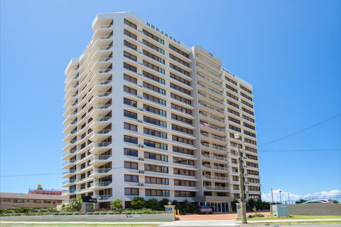 Breakers North - Absolute Beach Front Holiday Apartments - Surfers Gold Coast 1