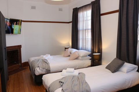 Guildford Hotel - Surfers Gold Coast 1