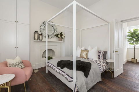 Landmark 1850s Family Fremantle Home - Surfers Gold Coast 0