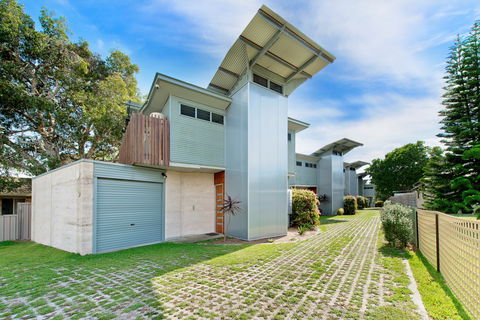 Sun Worship Crescent Head Eco Villas - Surfers Gold Coast 1