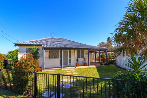 Beachside Cottage At Blacksmiths - Surfers Gold Coast 0