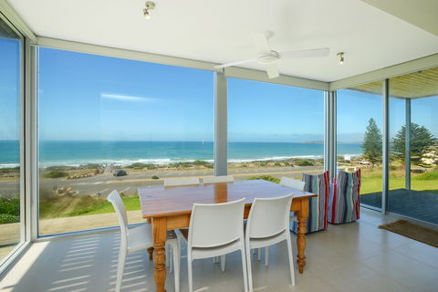 Chiton On The Rocks - Breathtaking Panoramic Coastal Views - Surfers Gold Coast 0