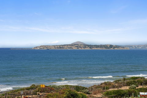 Chiton On The Rocks - Breathtaking Panoramic Coastal Views - Surfers Gold Coast 1
