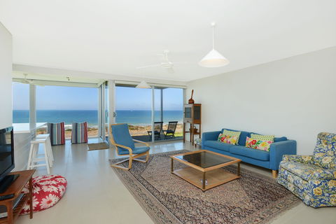 Chiton On The Rocks - Breathtaking Panoramic Coastal Views - Surfers Gold Coast 2