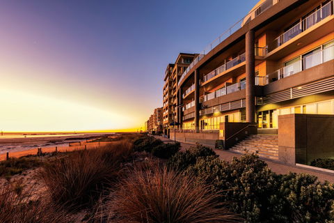 Oaks Glenelg Plaza Pier Suites - Surfers Gold Coast 0