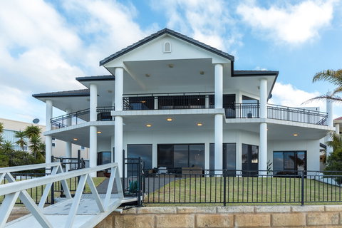 Port Lincoln Marina Luxury Escape - Surfers Gold Coast 1