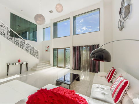 Riviera Waters Broadbeach - Vogue Holiday Homes - Surfers Gold Coast 1