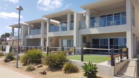 Wallaroo Jetty Holiday Accommodation - Surfers Gold Coast 1