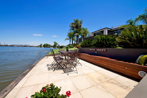 Waterfront Holiday Houses - Surfers Gold Coast 0