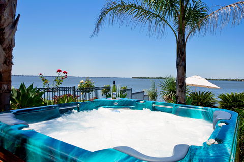 Waterfront Holiday Houses - Surfers Gold Coast 1