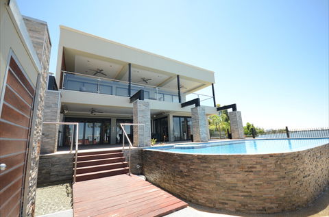 Waterfront Holiday Houses - Surfers Gold Coast 2