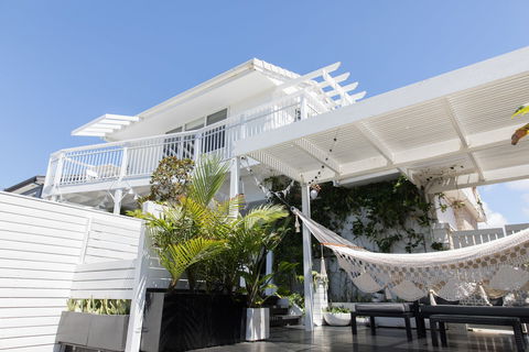 White Beach Cottage - The Perfect Beach Getaway - Surfers Gold Coast 0