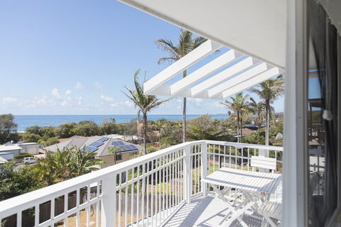 White Beach Cottage - The Perfect Beach Getaway - Surfers Gold Coast 1