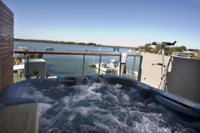 5 Knots Metung - Surfers Gold Coast 5