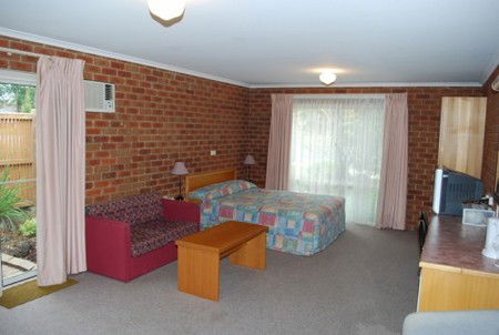 Inverloch Central Motor Inn - Surfers Gold Coast 3