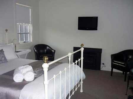 Calgary House & Cottage Accommodation - Surfers Gold Coast 5