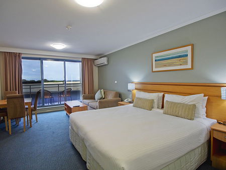Oaks Waterfront Resort - Surfers Gold Coast 1