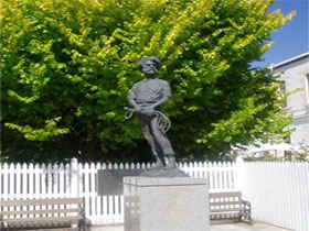 Alexander Cameron Statue - Surfers Gold Coast 0