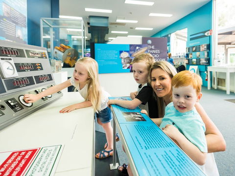 CSIRO Parkes Radio Telescope Visitor Centre - Surfers Gold Coast 1