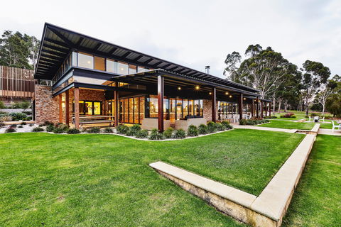 Lakeside Function Centre - Eight Willows Retreat - Surfers Gold Coast 0