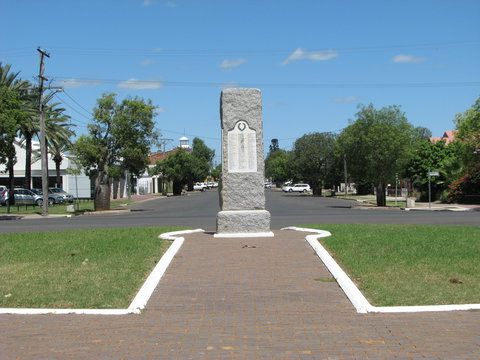 War Memorial And Heroes Avenue, Roma - Surfers Gold Coast 0