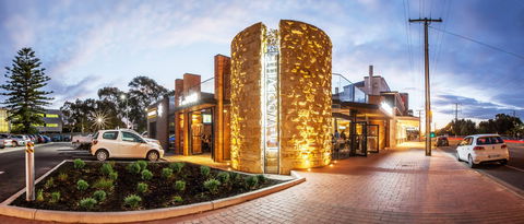 Woodville Hotel - Surfers Gold Coast 1