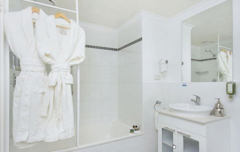 Pacific Suites Canberra - Surfers Gold Coast 6