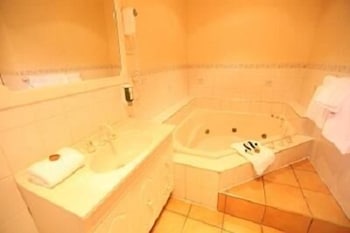 Fox And Hounds Inn - Surfers Gold Coast 6
