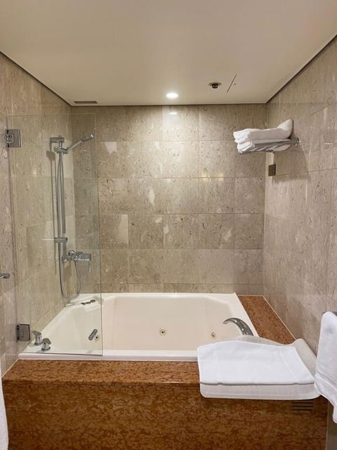 Hilton Adelaide - Surfers Gold Coast 3