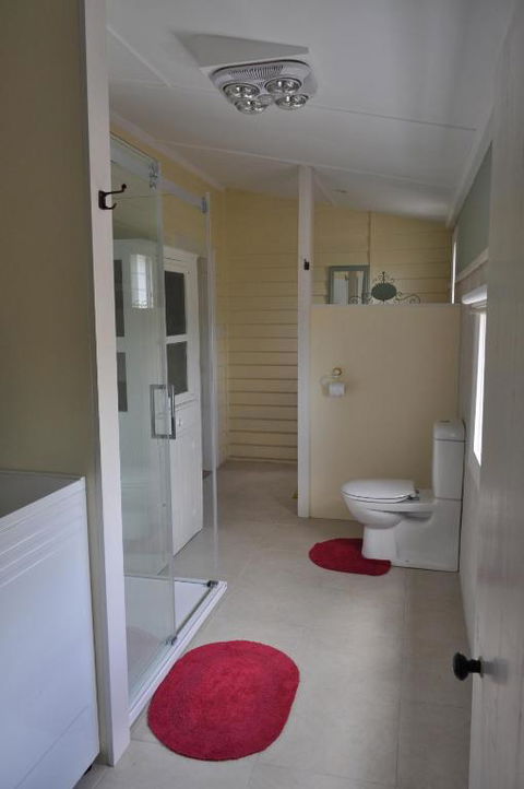 Beths Cottage Roaring 40s - Surfers Gold Coast 2
