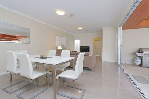 Anastasia Villa - Surfers Gold Coast 2