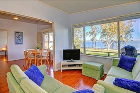 Lakes Edge Cottage - Surfers Gold Coast 0