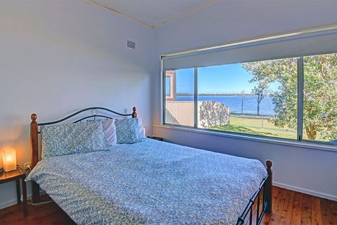 Lakes Edge Cottage - Surfers Gold Coast 2