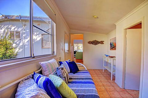 Lakes Edge Cottage - Surfers Gold Coast 6