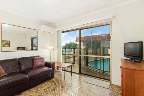 Beachfront Studio & Private Pool - Surfers Gold Coast 3
