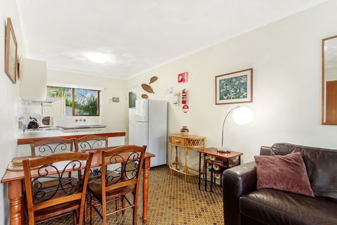 Beachfront Studio & Private Pool - Surfers Gold Coast 4