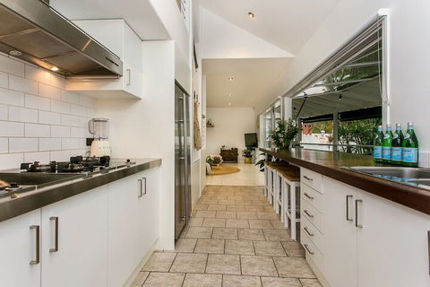 A PERFECT STAY - Cactus Rose Villa - Surfers Gold Coast 3